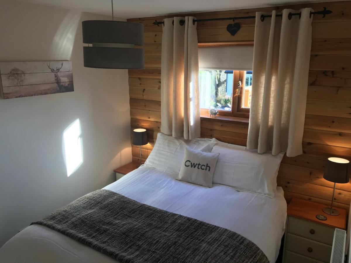Swansea Log Cabin Pontardawe Экстерьер фото